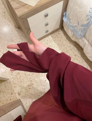Abaya seda burdeos con puños para atar