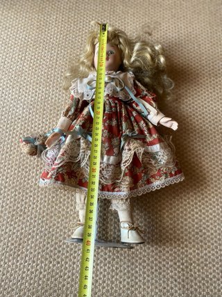 Boneca antiga porcelana vestida.