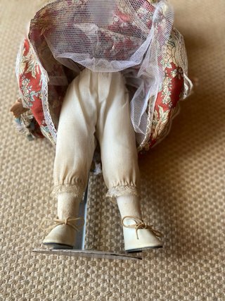 Boneca antiga porcelana vestida.