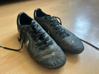 Botas de fútbol Nike negras y doradas