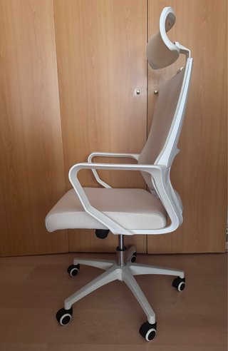 Silla ergonómica de oficina blanca