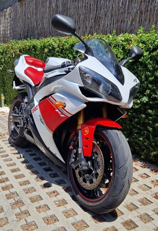 Yamaha R1 Sportbike Roja y Blanca