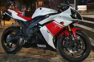 Yamaha R1 Sportbike Roja y Blanca