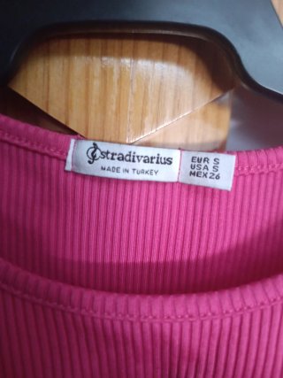 Camiseta Stradivarius fucsia con abertura S