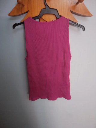 Camiseta Stradivarius fucsia con abertura S