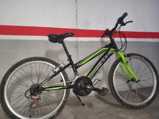 Bicicleta de montaña negra y verde 24 pulgadas