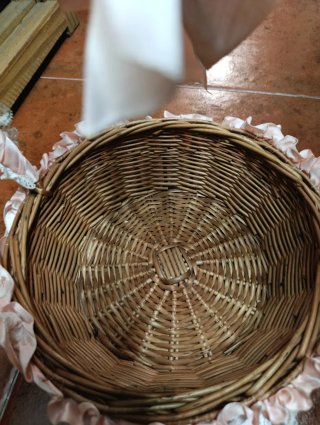 Cesta mimbre decorada rosa encaje