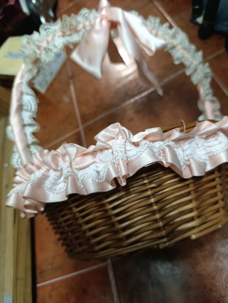 Cesta mimbre decorada rosa encaje