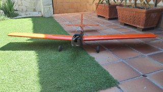 Avión radiocontrol acrobático naranja