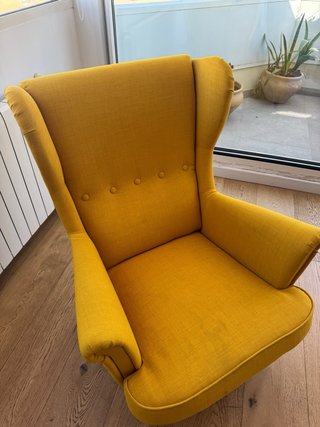 Sillón orejero amarillo IKEA STRANDMON