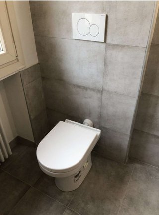Set arredo bagno grigio e bianco