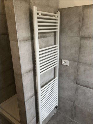 Set arredo bagno grigio e bianco