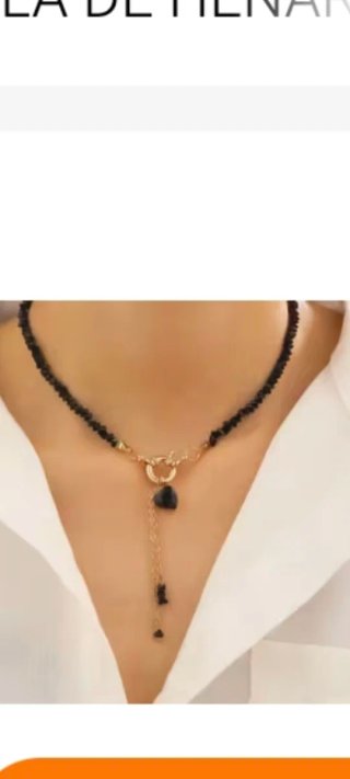 Colgante con corazón negro y detalles dorados