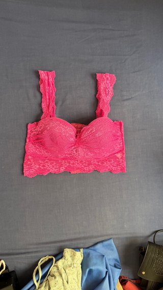 Top corto de encaje rosa
