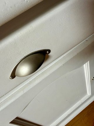 Alacena vitrina blanca con puertas de cristal