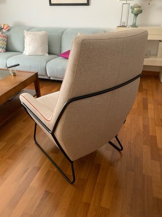 Butaca beige con detalles naranjas