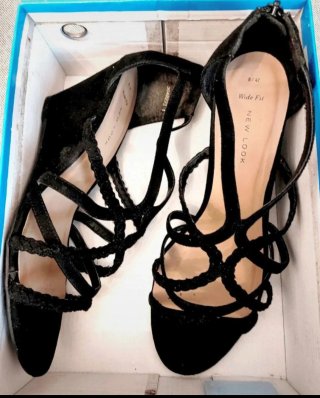 Sandalias de ante negro con cuña