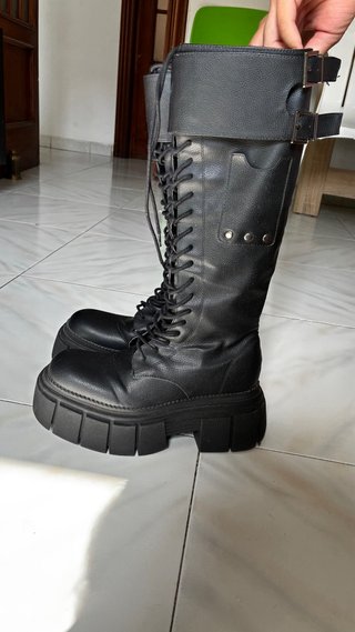 Botas altas negras con cordones y plataforma