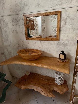 Specchio con cornice in legno di Ulivo