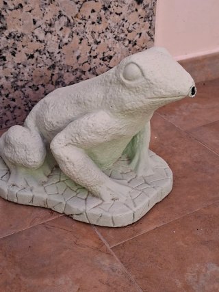 Rana de hormigón decorativa