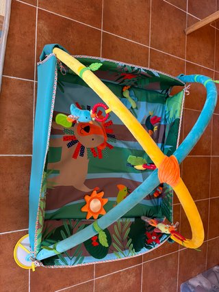 Gimnasio infantil jungla con peluches colgante