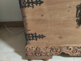Baúl de madera antiguo con detalles metálicos