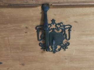 Baúl de madera antiguo con detalles metálicos