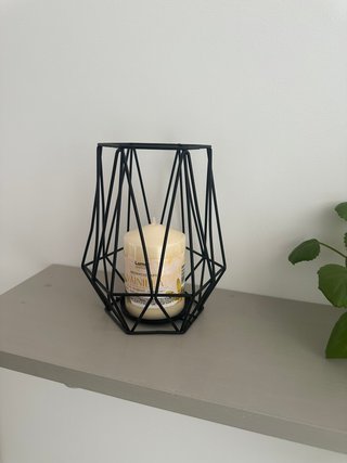 Candelabro Geométrico Negro y Vela Beige