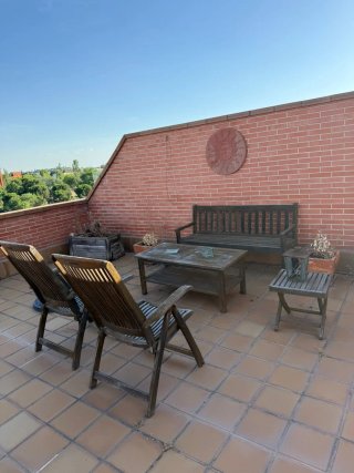 Sofá y sillas de terraza de madera