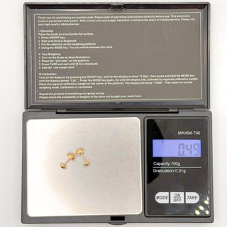 Pendiente de oro de 18k, 0.49 g.