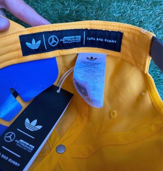 Gorra Adidas 94  Amarilla bad bunny y mercedes