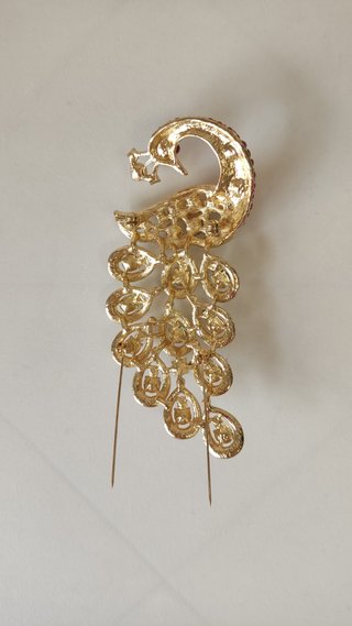 Broche decorativo con diseño de pavo real