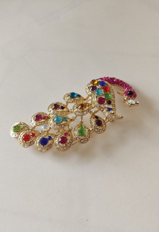 Broche decorativo con diseño de pavo real