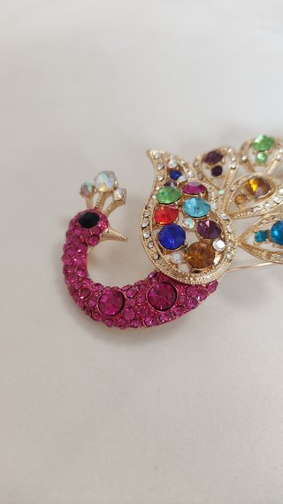 Broche decorativo con diseño de pavo real