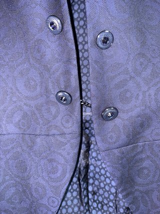Traje de novio azul con detalles