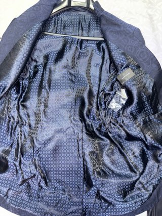 Traje de novio azul con detalles