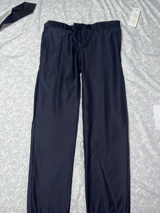 Traje de novio azul con detalles