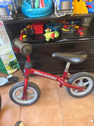Bicicleta de equilibrio roja para niños