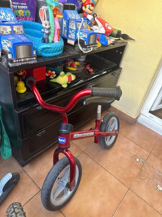 Bicicleta de equilibrio roja para niños