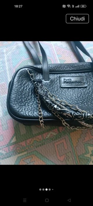 Borsa ecopelle nera con catene