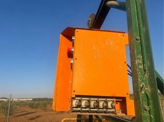Montacargas de obra amarillo