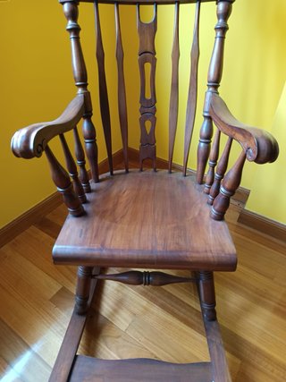 Mecedora de madera tallada