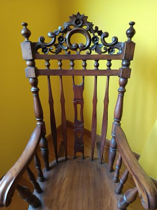 Mecedora de madera tallada