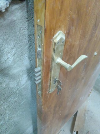 Puerta de entrada de madera