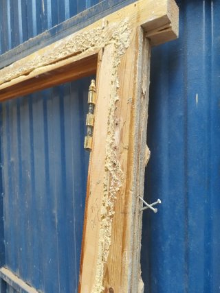 Puerta de entrada de madera