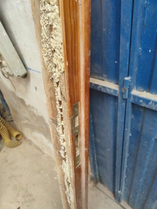 Puerta de entrada de madera