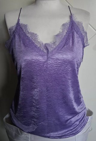 Top donna lilla con spalline sottili e pizzo
