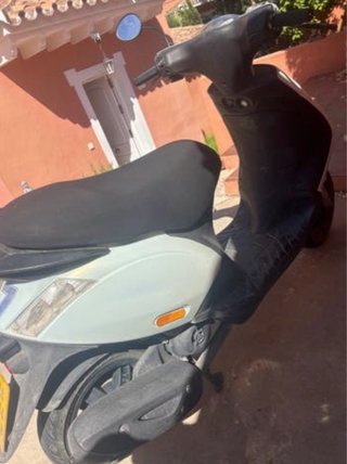Scooter Piaggio Zip 4T en buen estado
