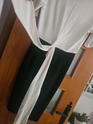 Vestido blanco y negro cruzado
