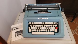Máquina de escribir Olivetti Studio 46 + mesa